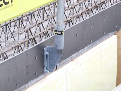 Edge protection on slab edge formwork