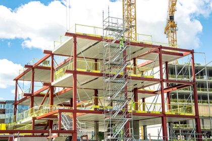 Apsaugos nuo kritimo ekspertas su paruoštu sprendimu