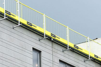 Siekiant sukurti laisvą darbo vietą ant stogų, Flex Kronšteinas Fasadui gali būti naudojamas kaip kraštų apsaugos tvirtinimo elementas.