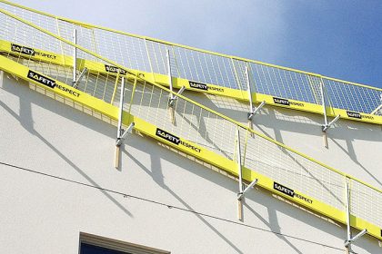 Facade bracket for edge protection
