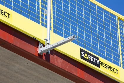 Facade bracket for attaching edge protection steel